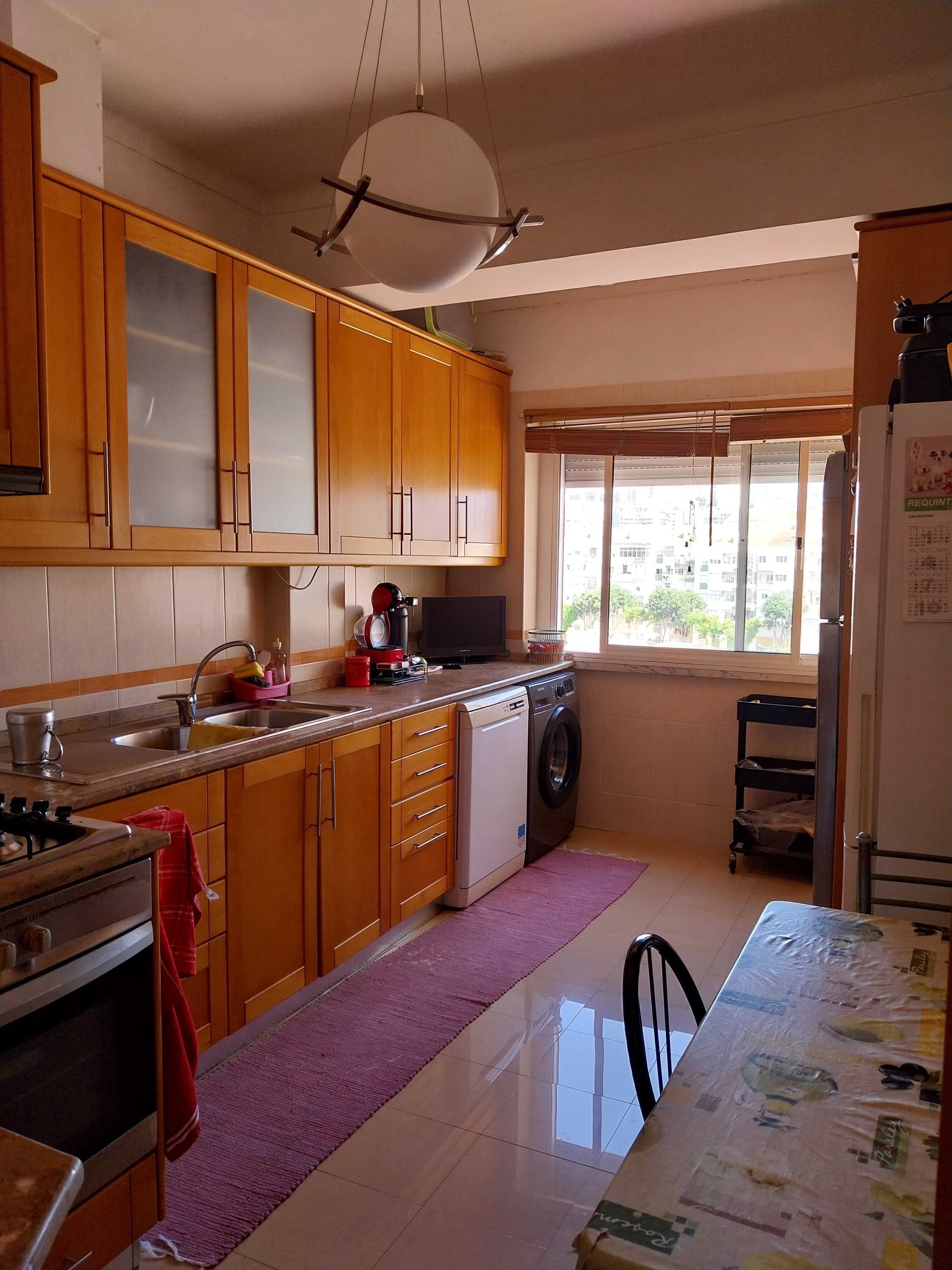 Arrenda se quarto com casa de banho