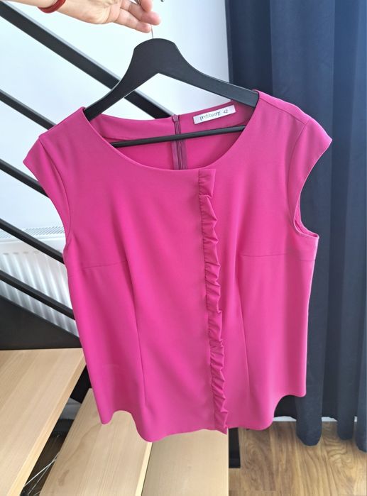 Bluzka z ozdobną falbanką Pretty One 42 XL fuksja