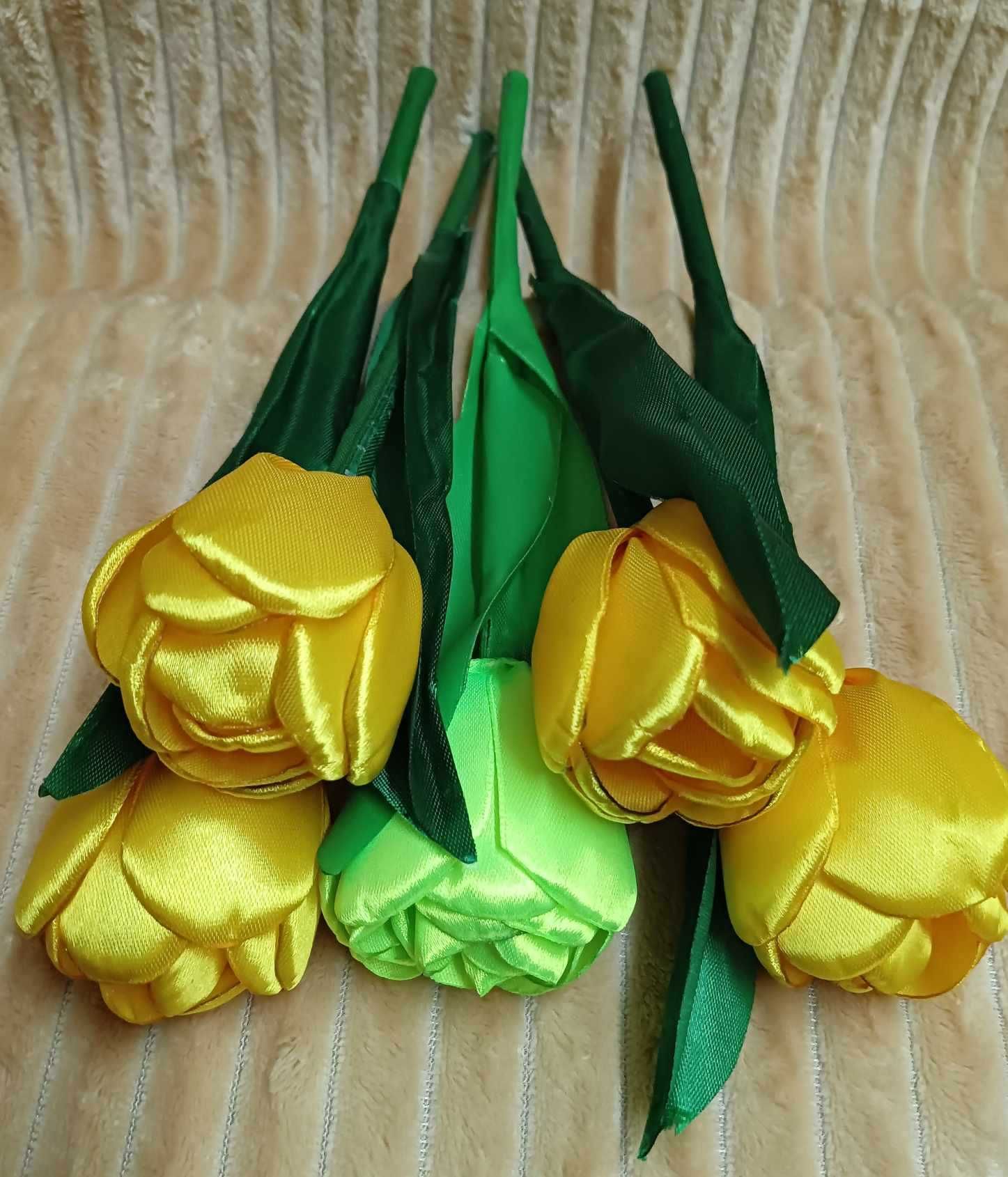 Tulipany ze wstążki satynowej