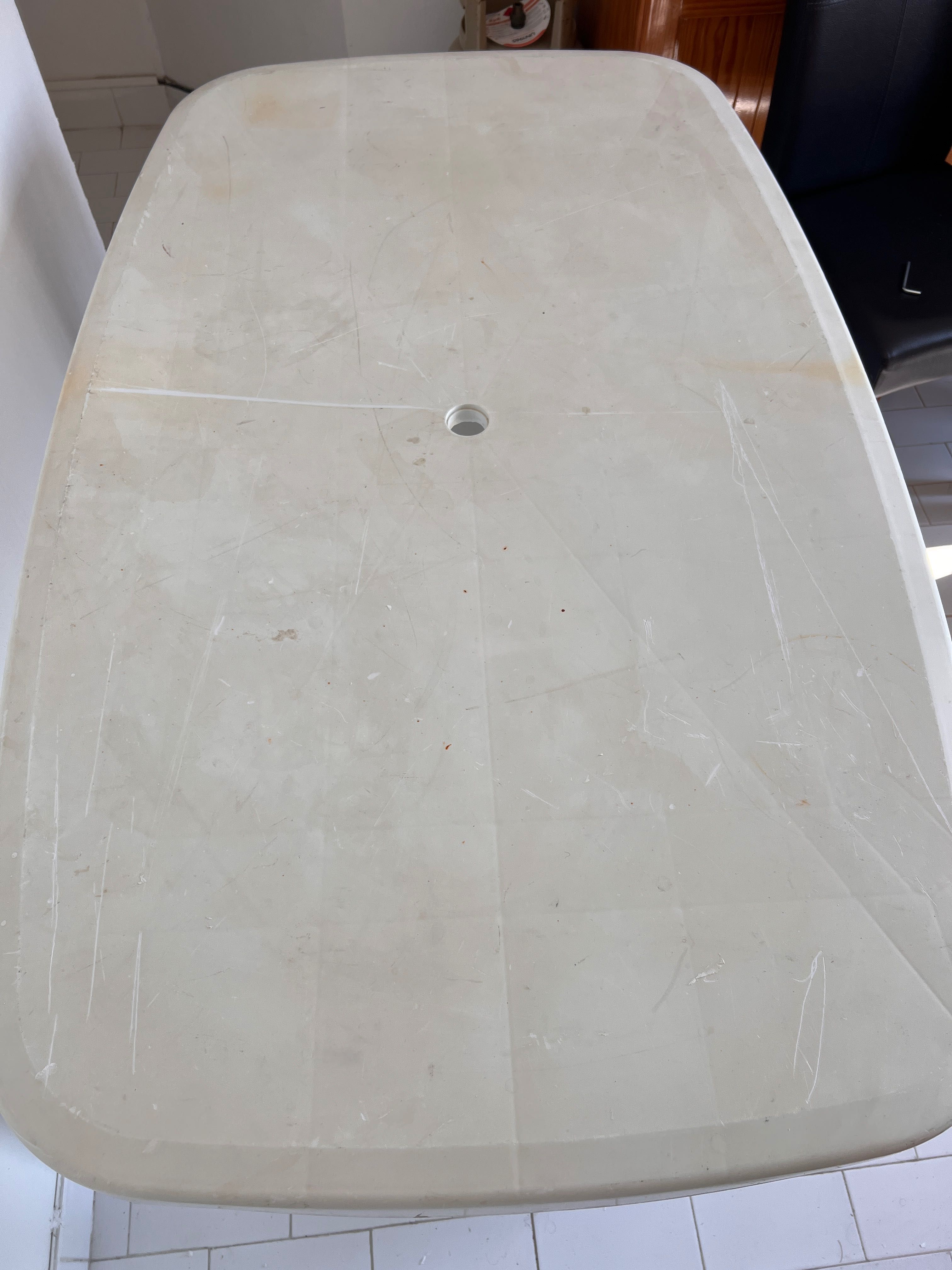 Mesa Plástica Retangular – Excelente para Jardim, Varanda