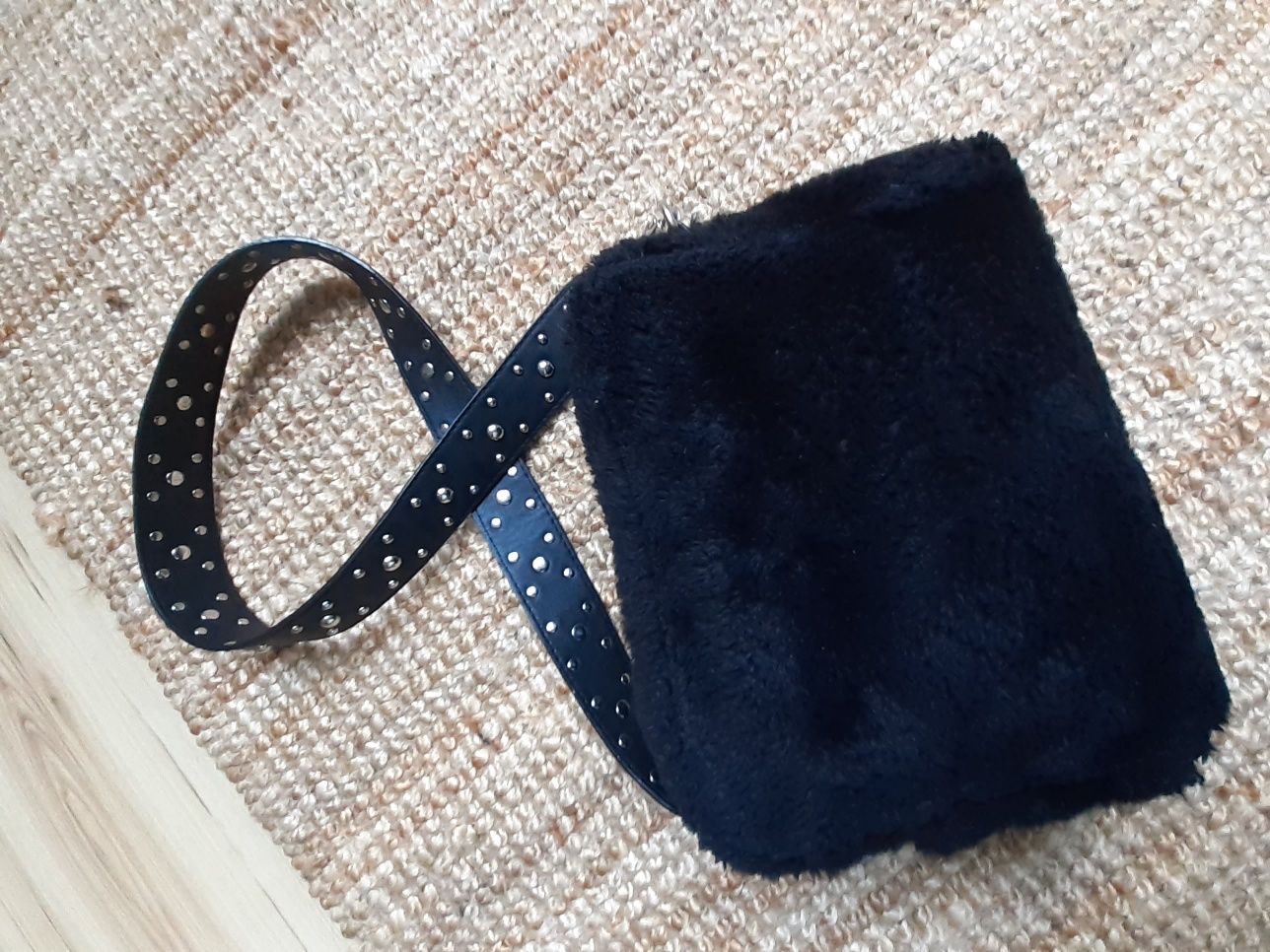Czarna torebka z futra 28x20x9