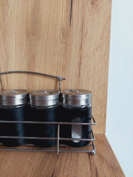 Stojak na przyprawy srebrno czarny 6 sztuk