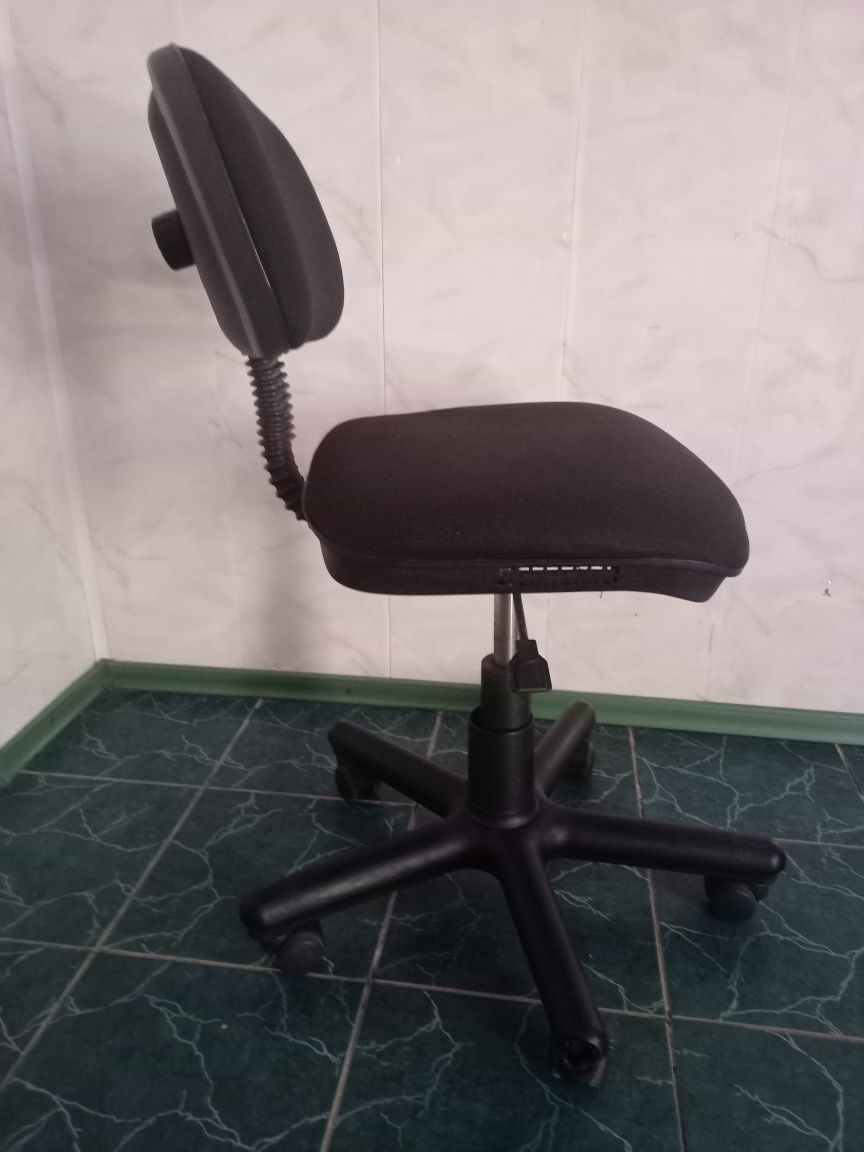 Продам офісне крісло.