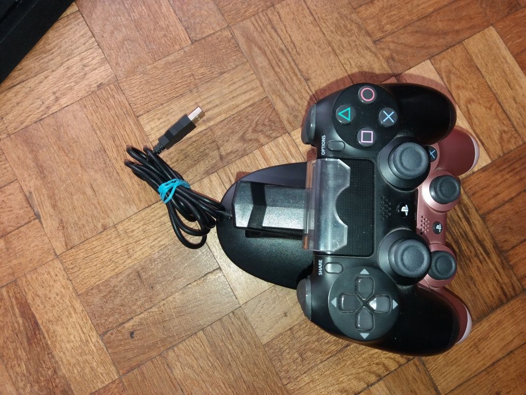 PlayStation 4 +dwa pady+3 gry+stacja ładująca pady