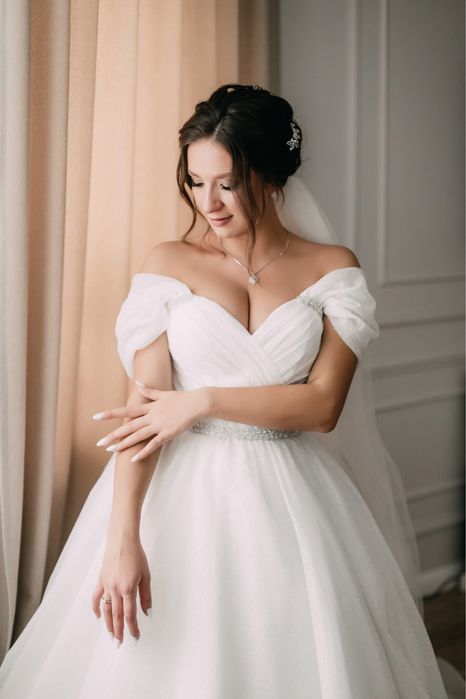 Весільна сукня з фатою блискуча