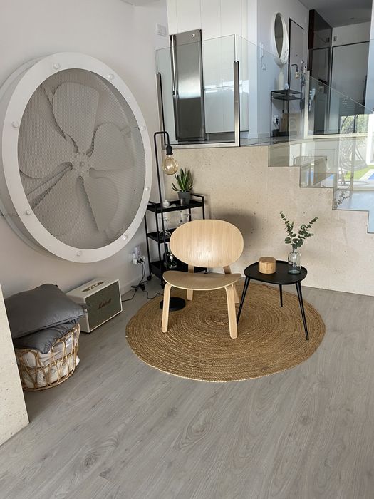 Cadeira em madeira clara de designer