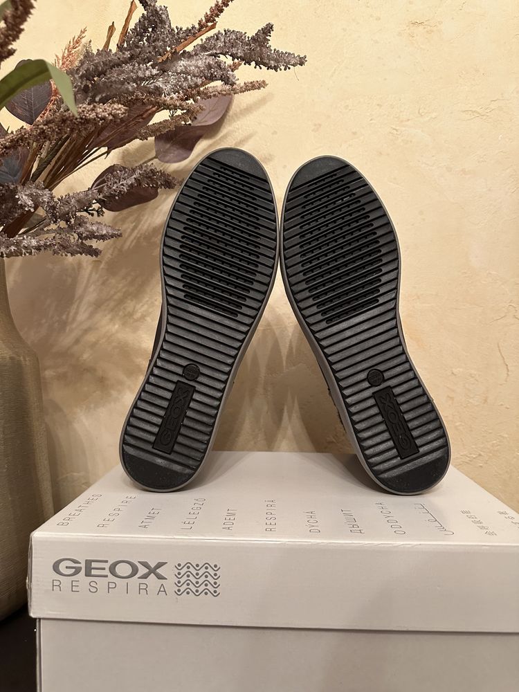 Продам новые женские сапожки Geox 39р.