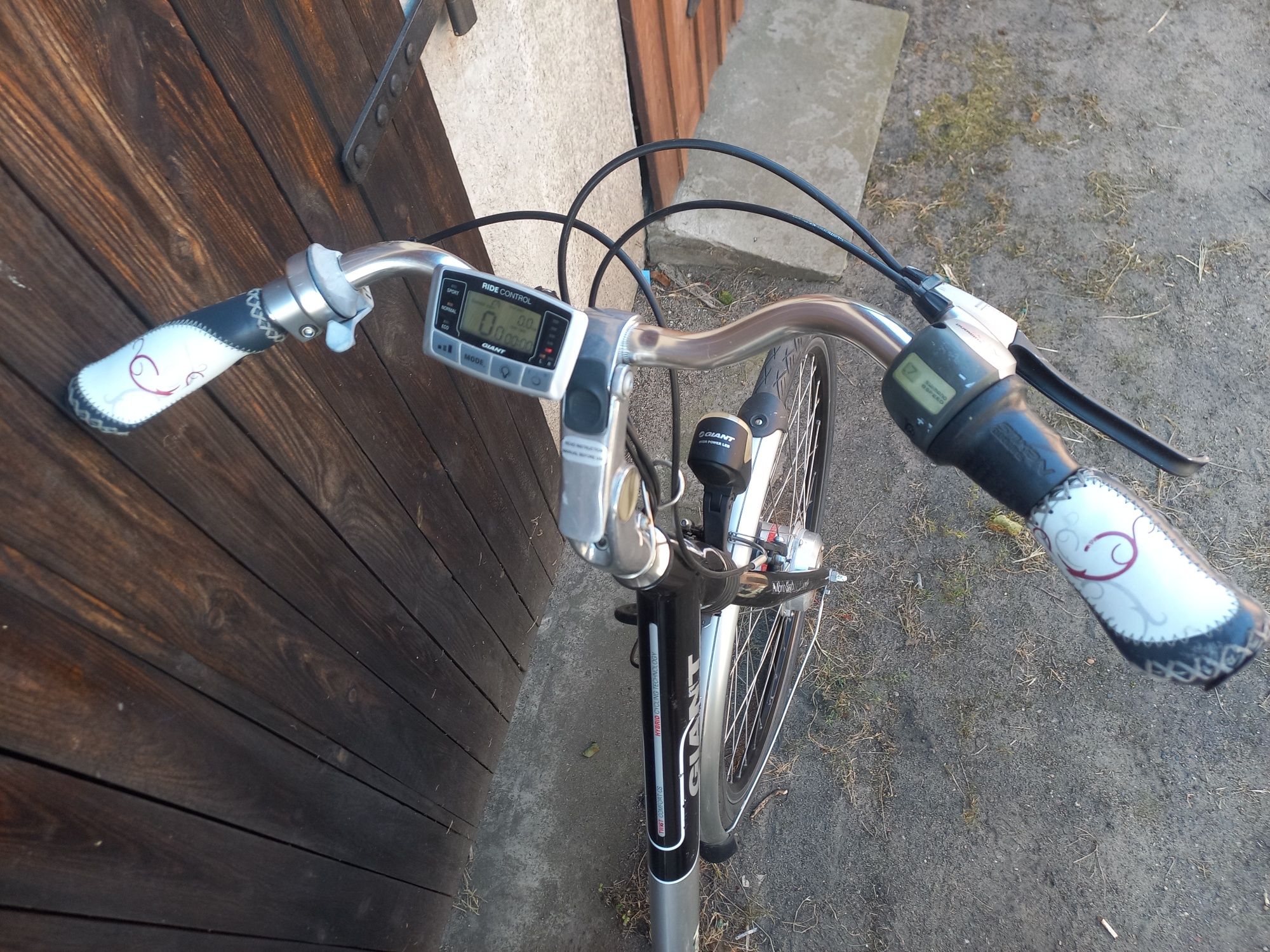 Rower elektryczny Giant Twist Hybrid 26v