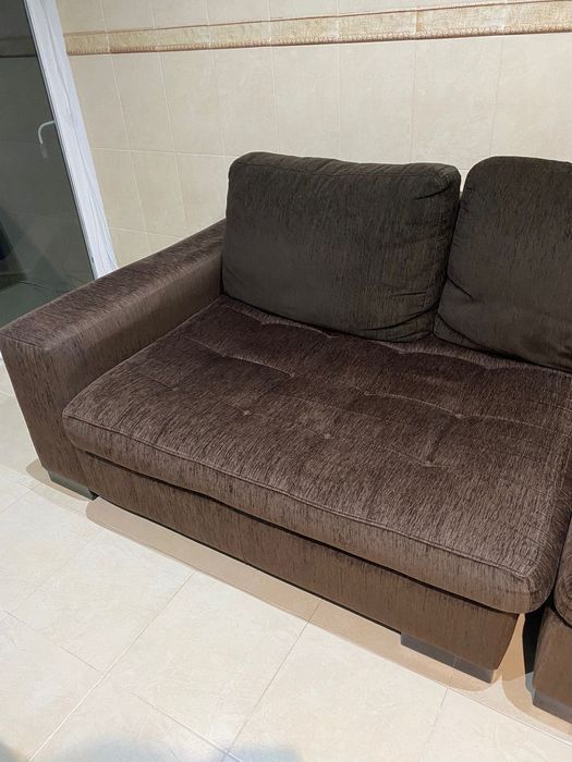 Sofá de cor castanha em bom estado