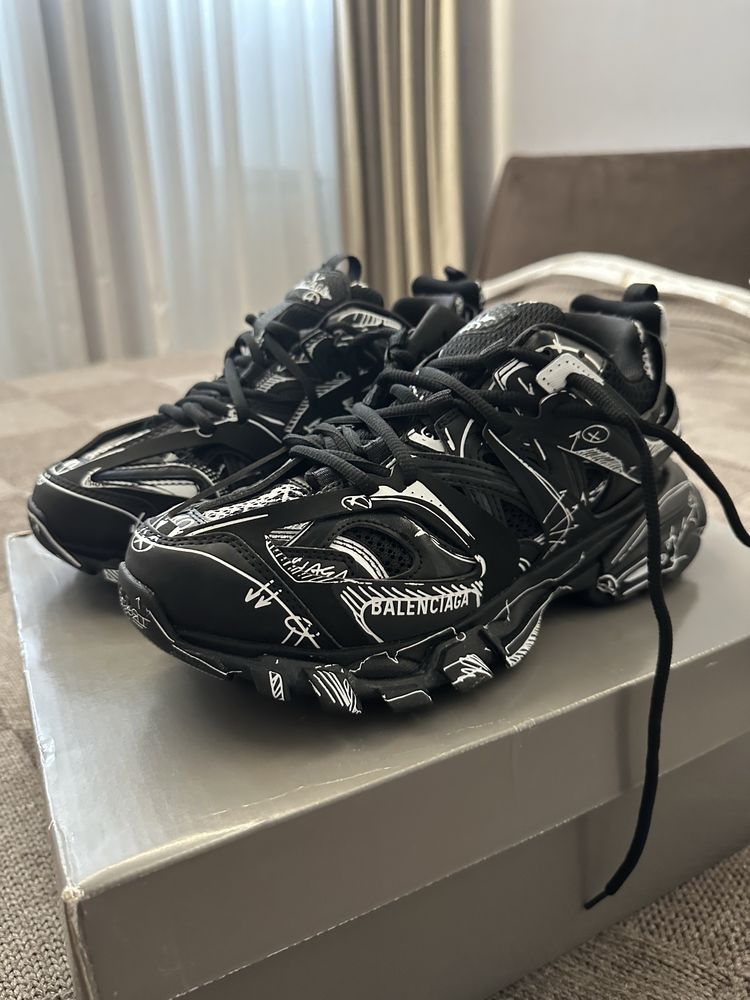 Balenciaga track 1
