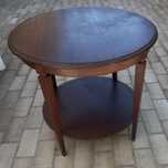 Mesa em mogno com rodinhas