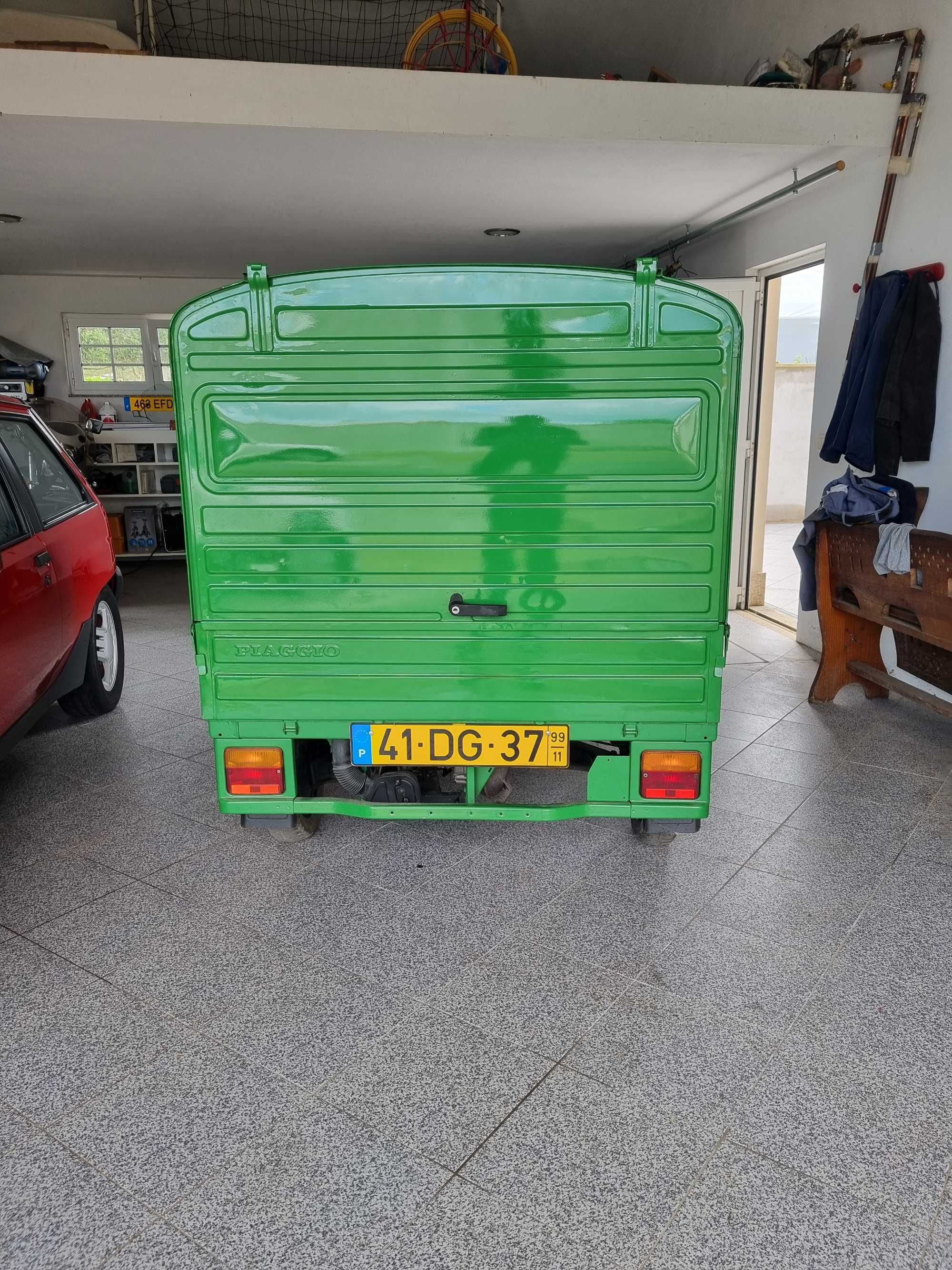 Tuktuk Piaggio verde