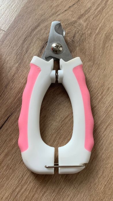 Garrafa e corta unhas para cão