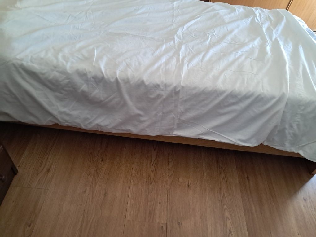 Coberta e fronhas para cama de solteiro