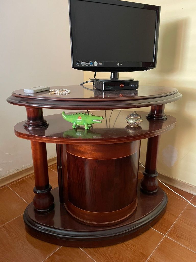 Mesa de TV com bar giratório