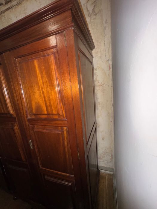 Guarda roupa em madeira maciça