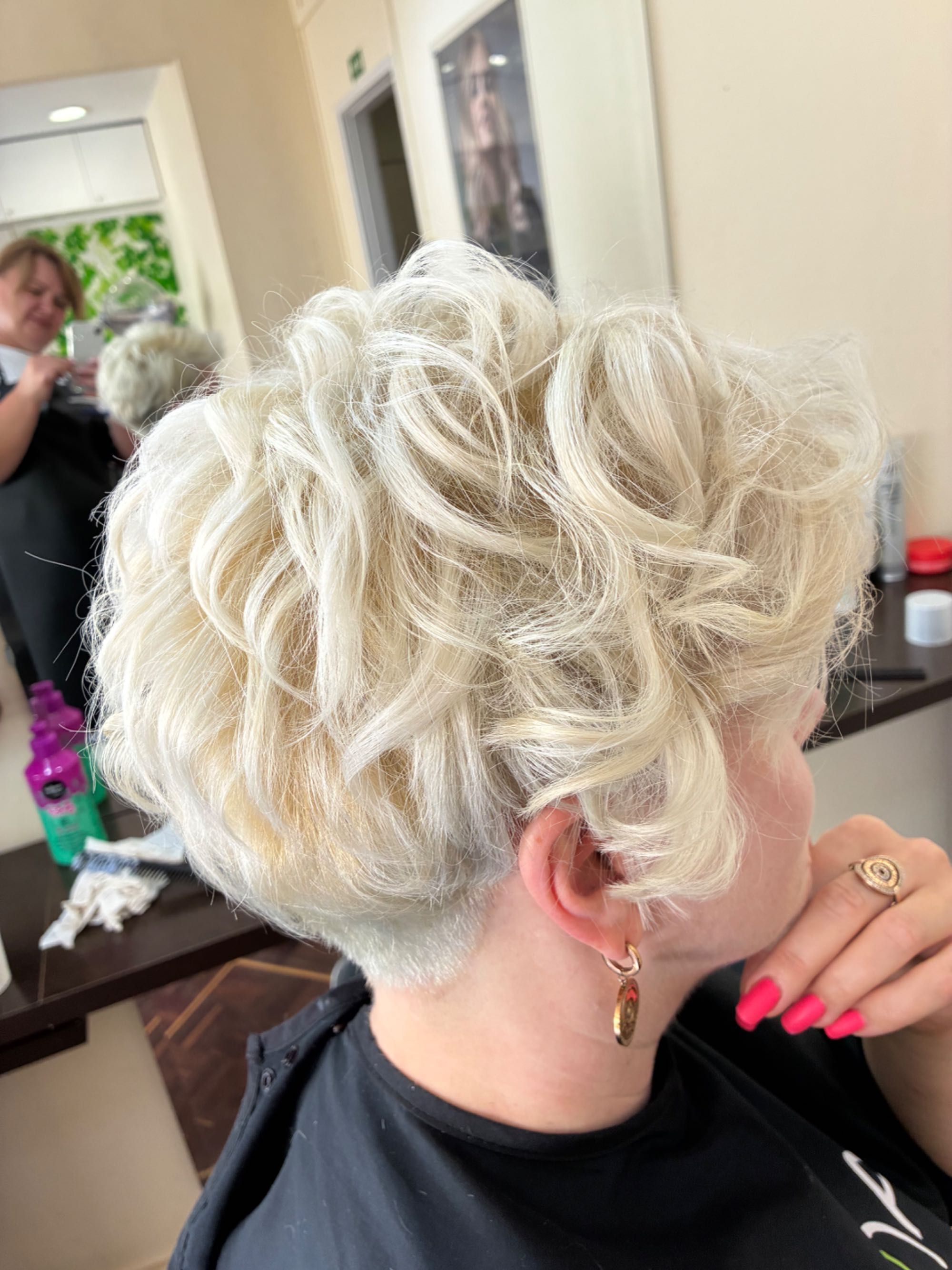 Cabeleireira , penteado de casamento, maquiagem.
