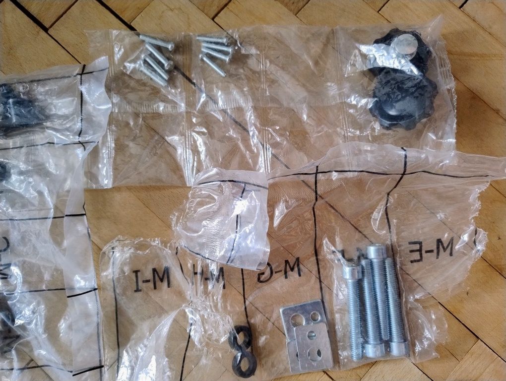 Śruby, tuleje plastikowe