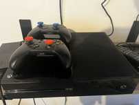 Xbox one 500 gb + 2 pady + pelne okablowanie