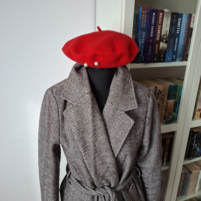 Nowy beret z ozdobnymi perełkami