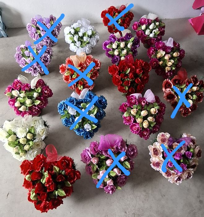 Śliczny stroik w kształcie serca, wiązanka nagrobna na cmentarz