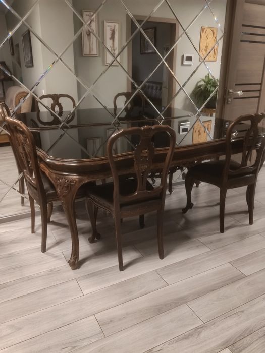 Стіл дерев'яний з кріслами