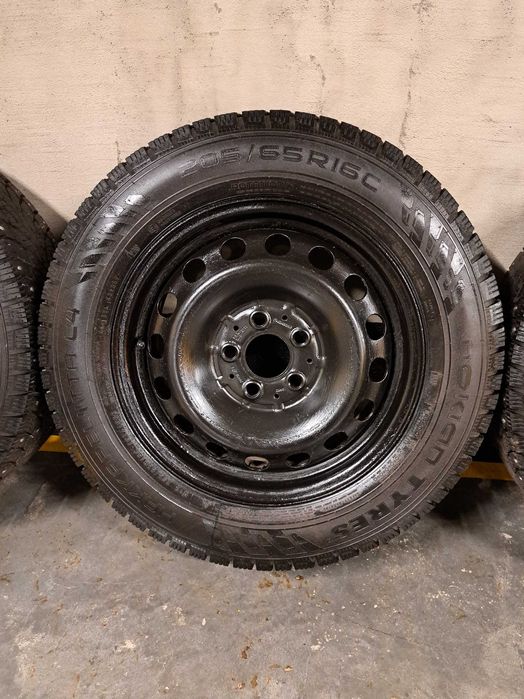 Komplet opon zimowych 205/65R16C z felgami Mercedes Vito 639