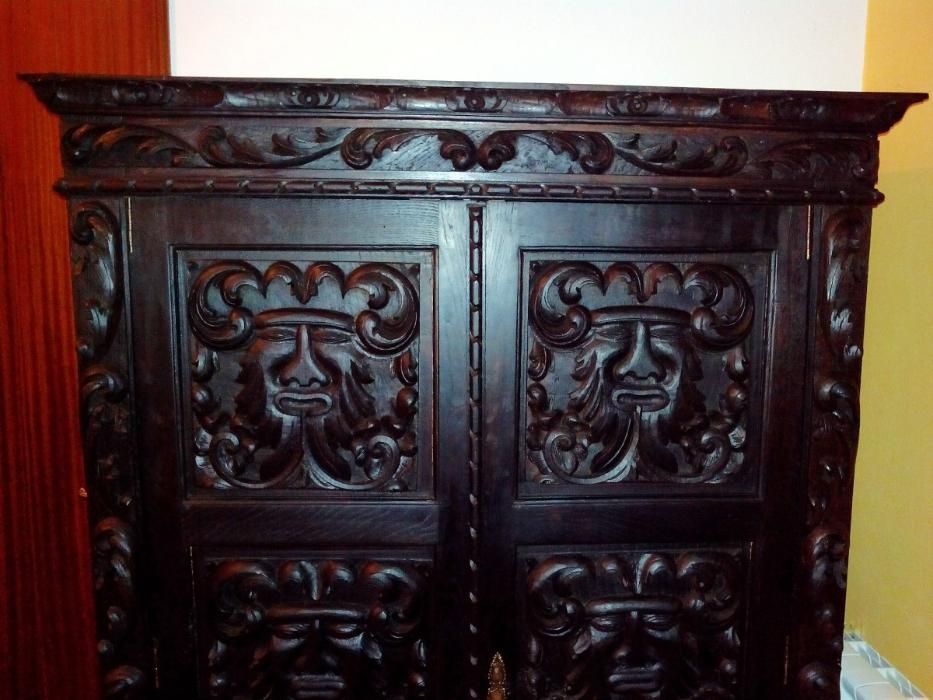 Móvel antigo estilo Barroco