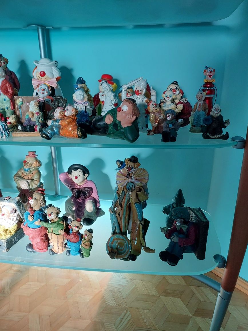 Niepowtarzalna kolekcja figurek klaunów.