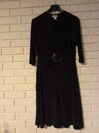 elegancka czarna sukienka z ozdobną klamrą-L