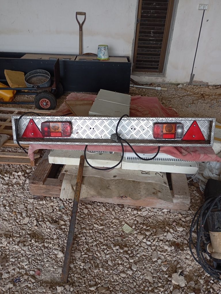 Placa de luzes traseira em chapa reforcada