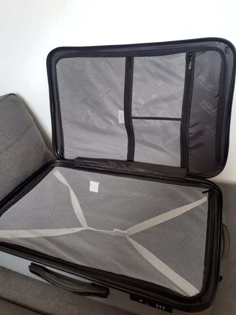 Duża walizka turystyczna podróżna na 4 kółkach z wyciąganą rączką