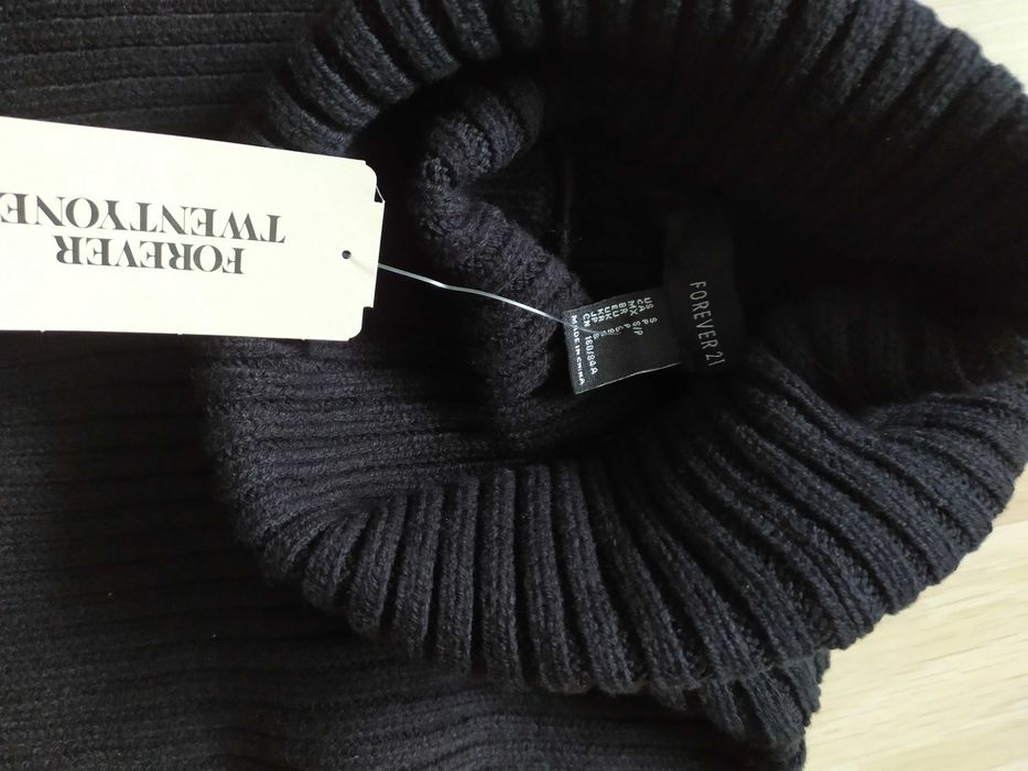 Теплое вязаное платье с поясом