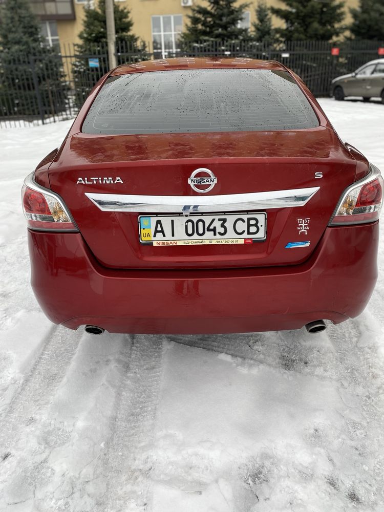 Автомобиль Nissan Altima