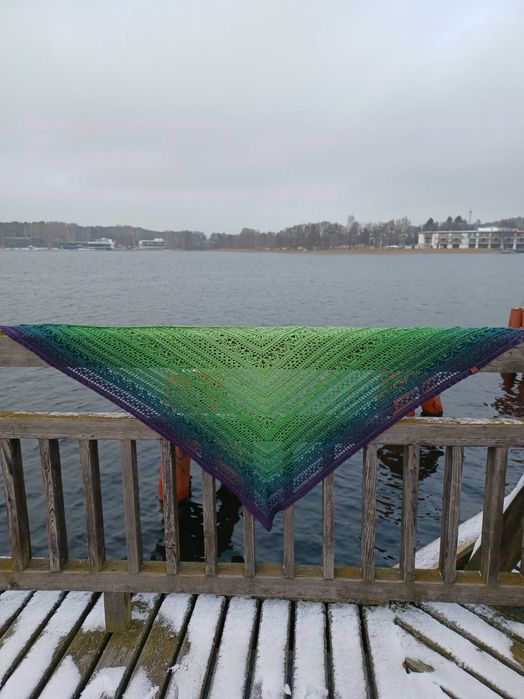 Duża ażurowa chusta ombre zrobiona szydełkiem