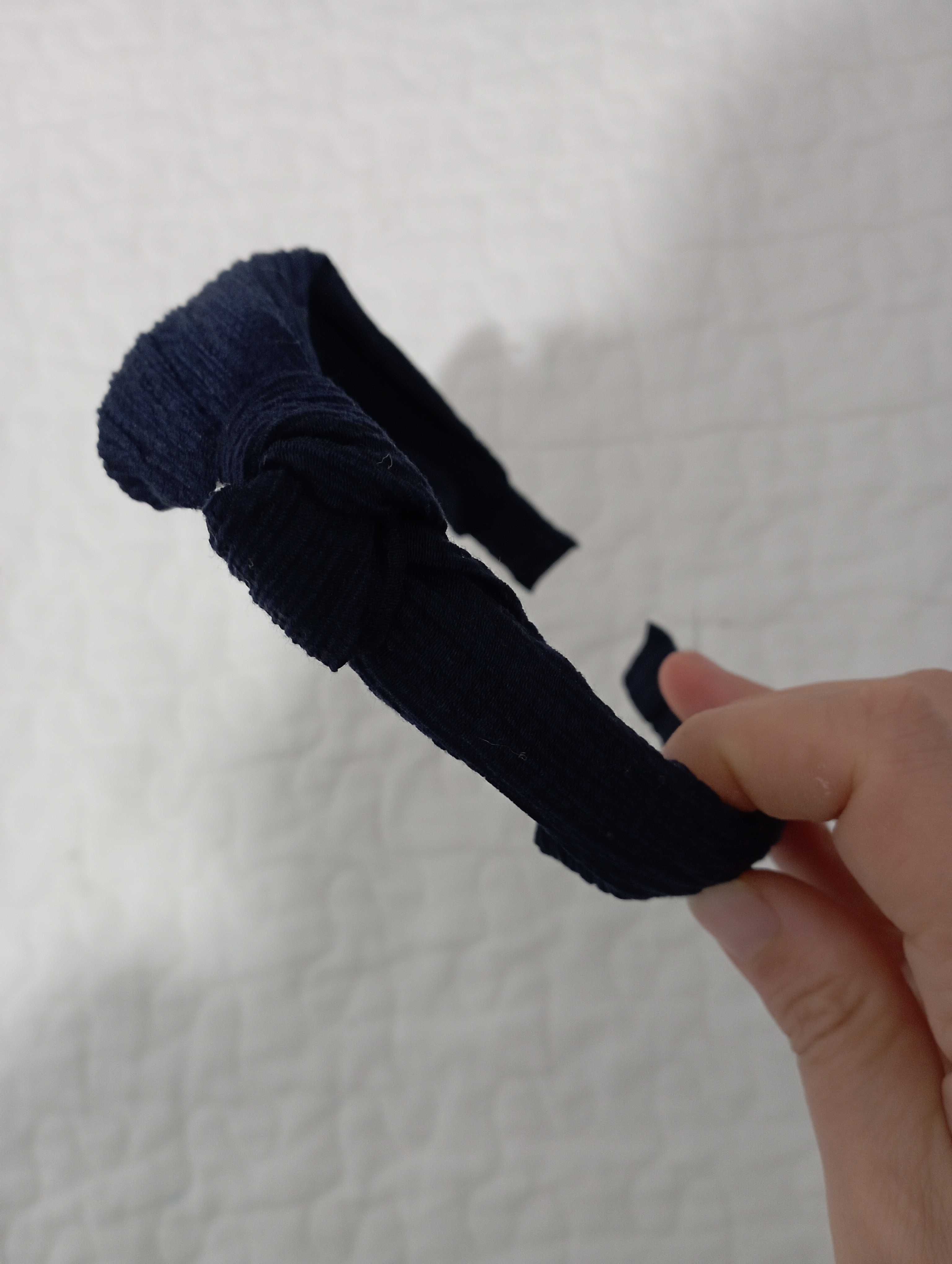 Bandolete azul escura em tecido com nó ao centro