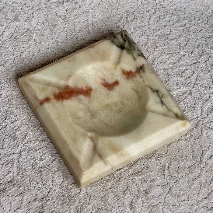 Cinzeiro quadrado feito de mármore