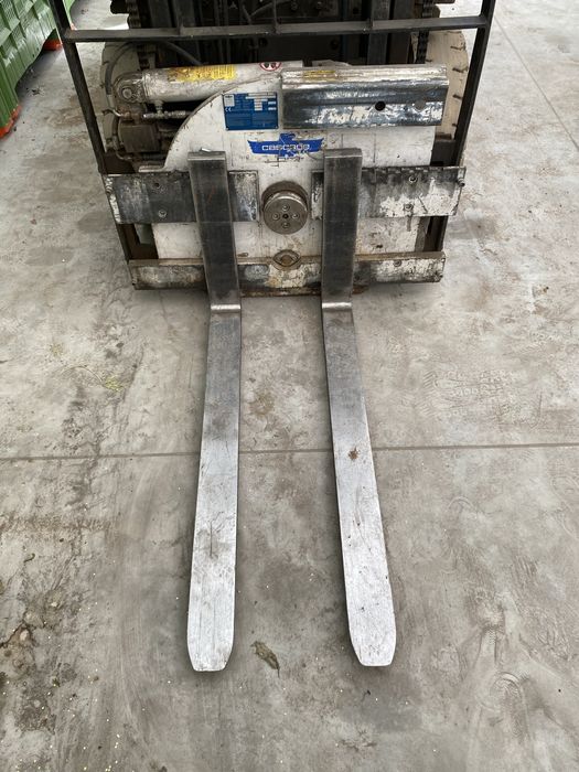 Wózek widłowy nissan 25 z obrotnica