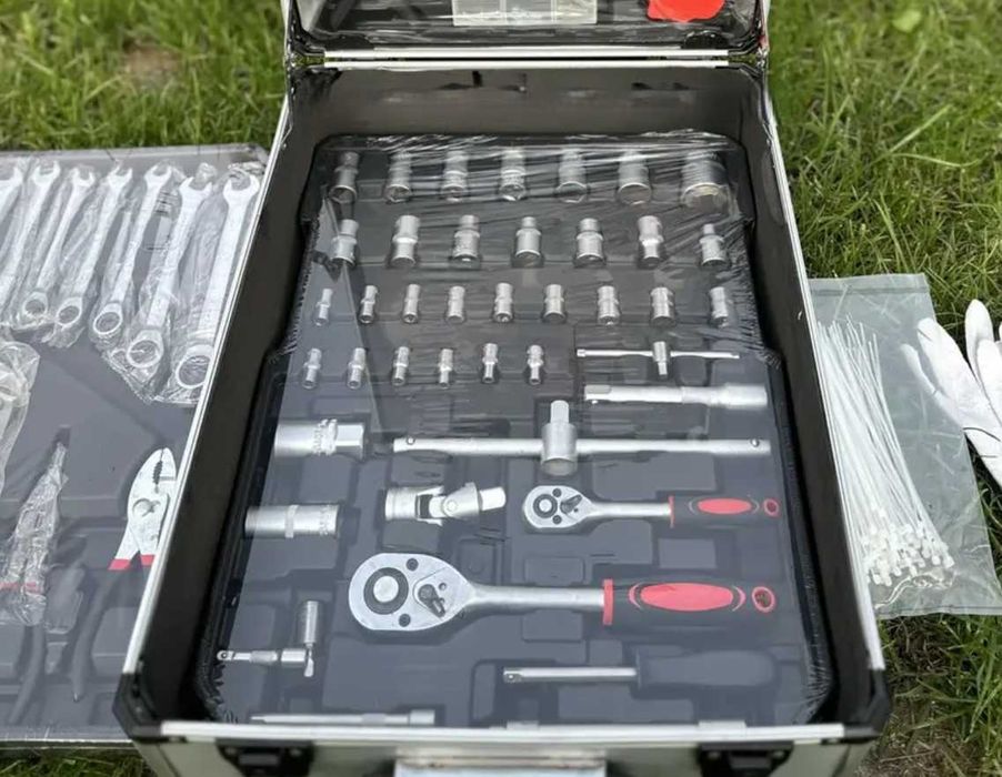 Большой набор инструментов ключей в чемодане 499 предметов