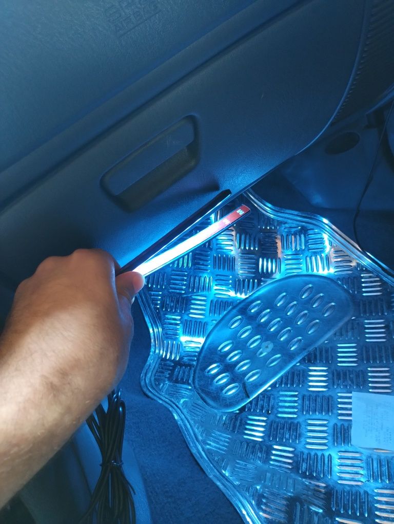 Oświetlenie podłogowe do samochodu