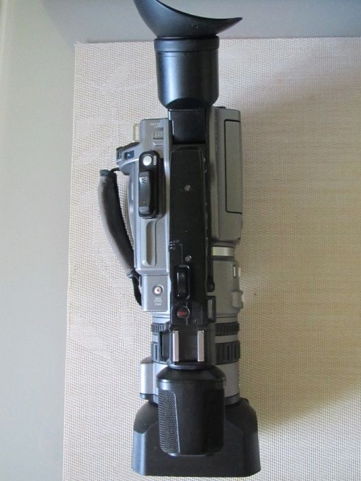 Профессиональная видеокамера Sony DCR-VX2100E
