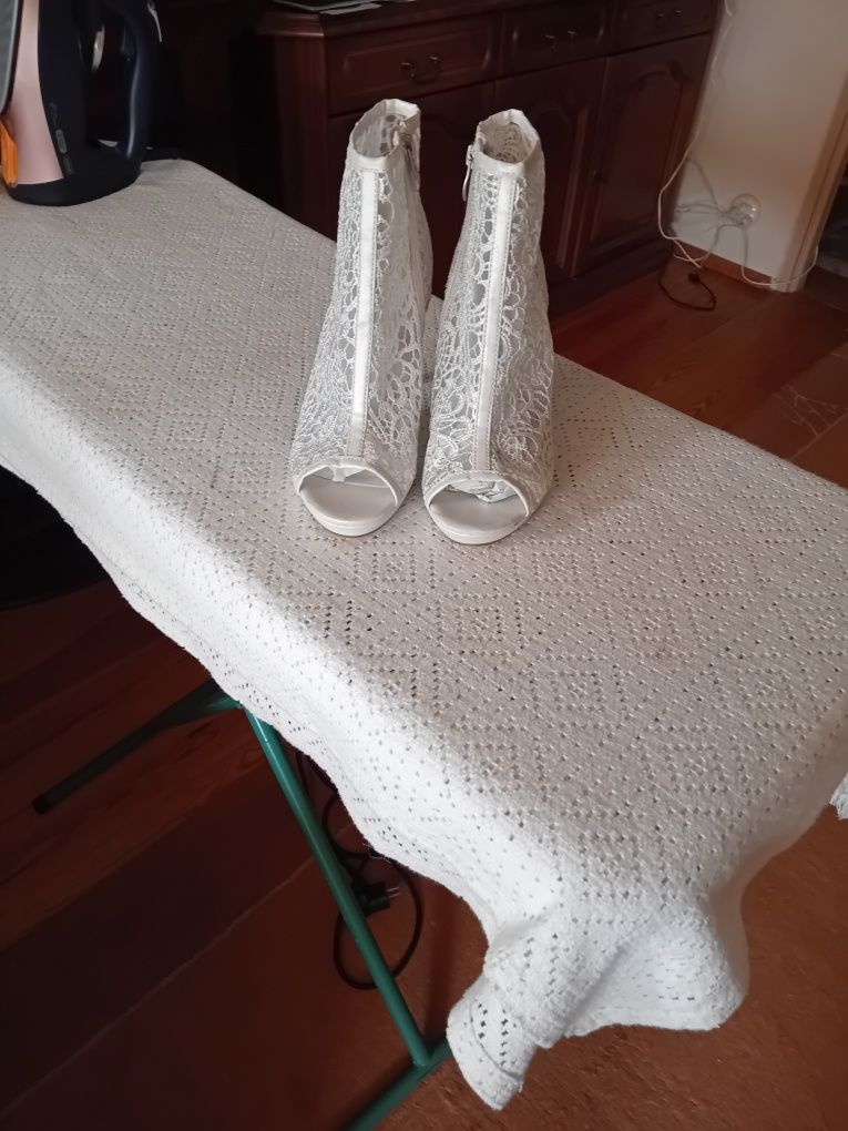 Nowe szpilki z koronki