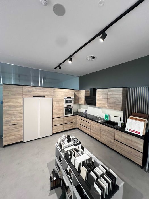 Meble kuchenne z ekspozycji sprzedam-płyta laminowana,okucia Blum