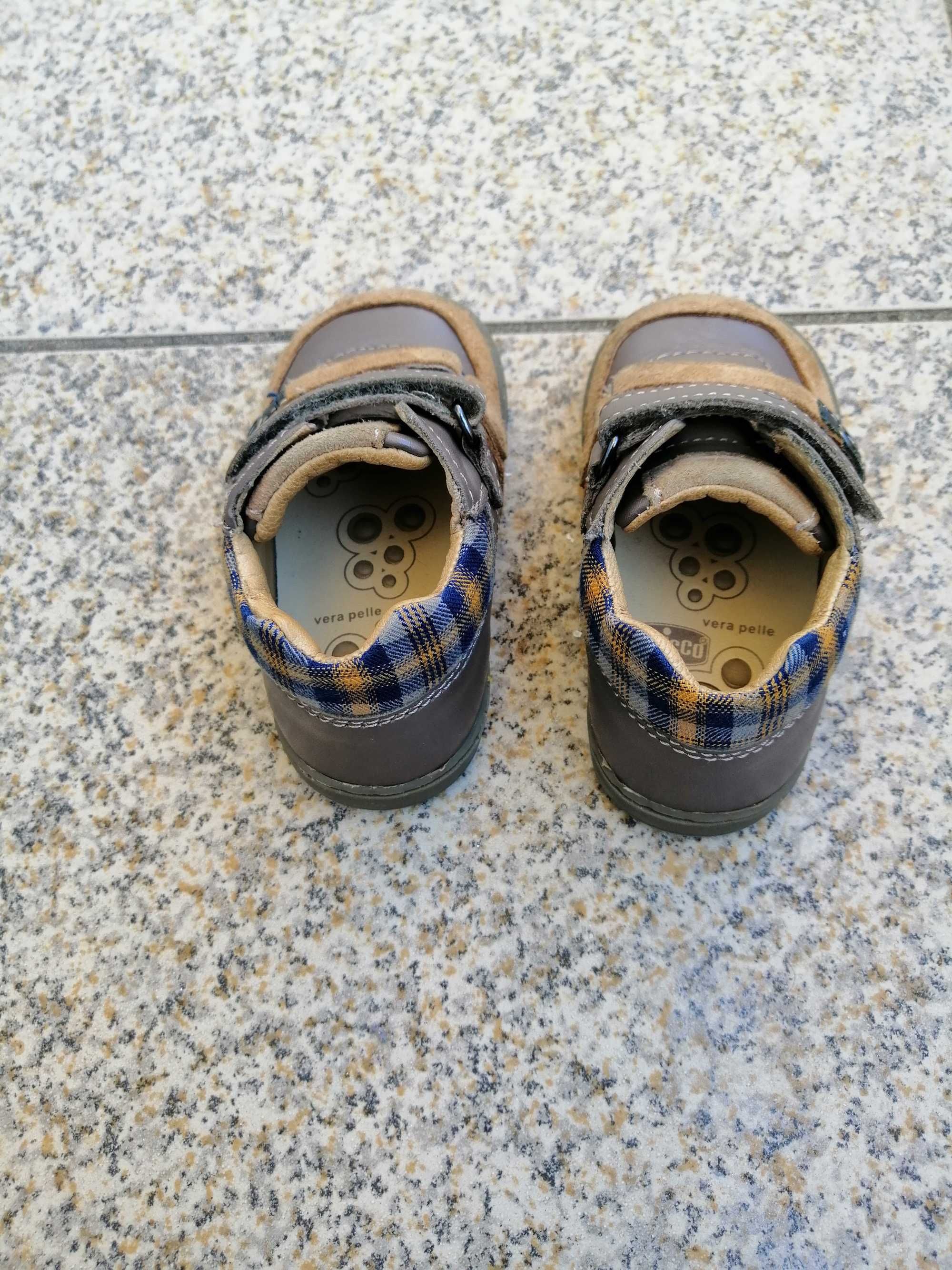 Sapatos de bebé, marca Chicco, tamanho 19