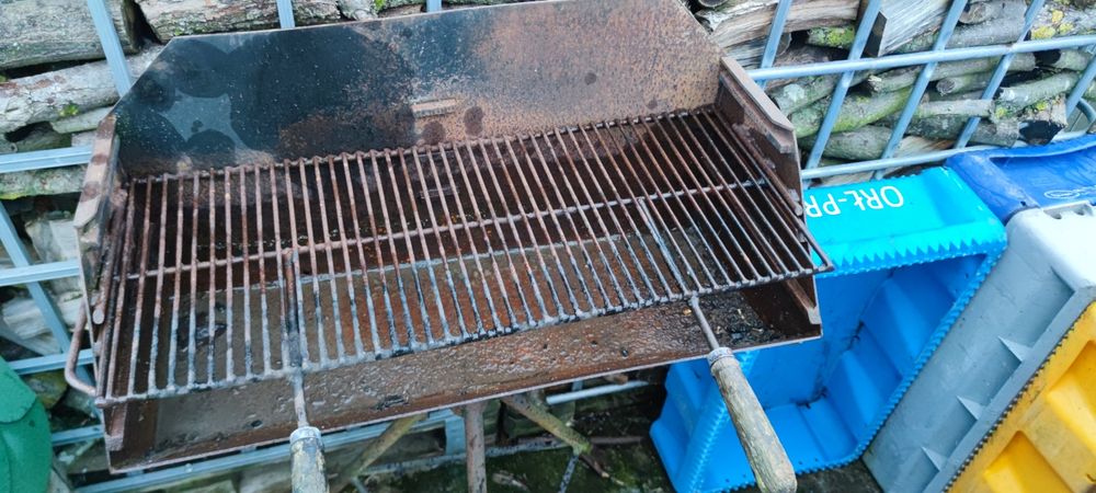 Grill ogrodowy duży na stojaku z grubej blachy z rególowanym rusztem