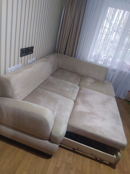 добротный угловой диван в жилую комнату