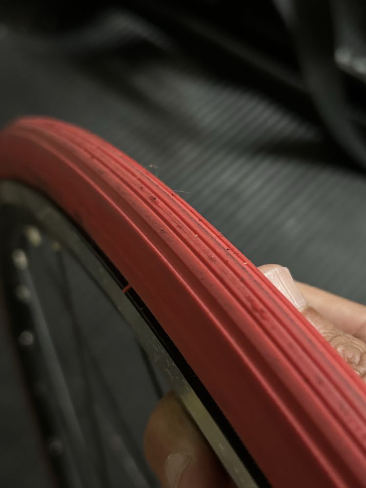 Roda + pneu 700x25 para rolo bicicleta