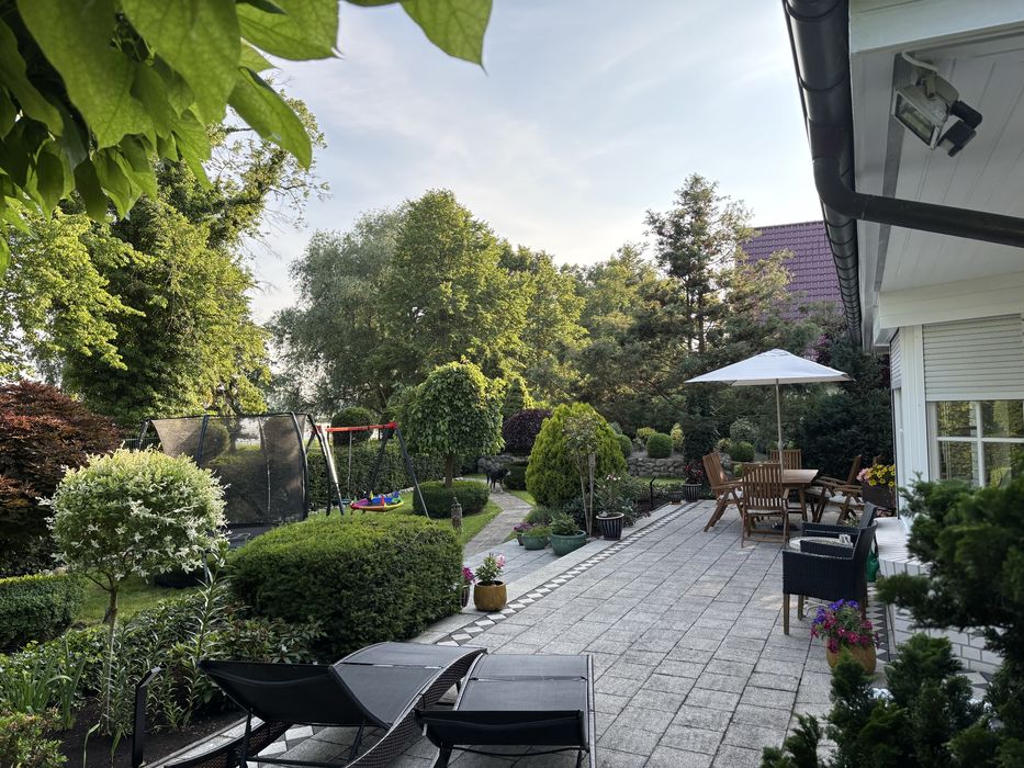 Dom jednorodzinny nad jeziorem z przepięknym ogrodem