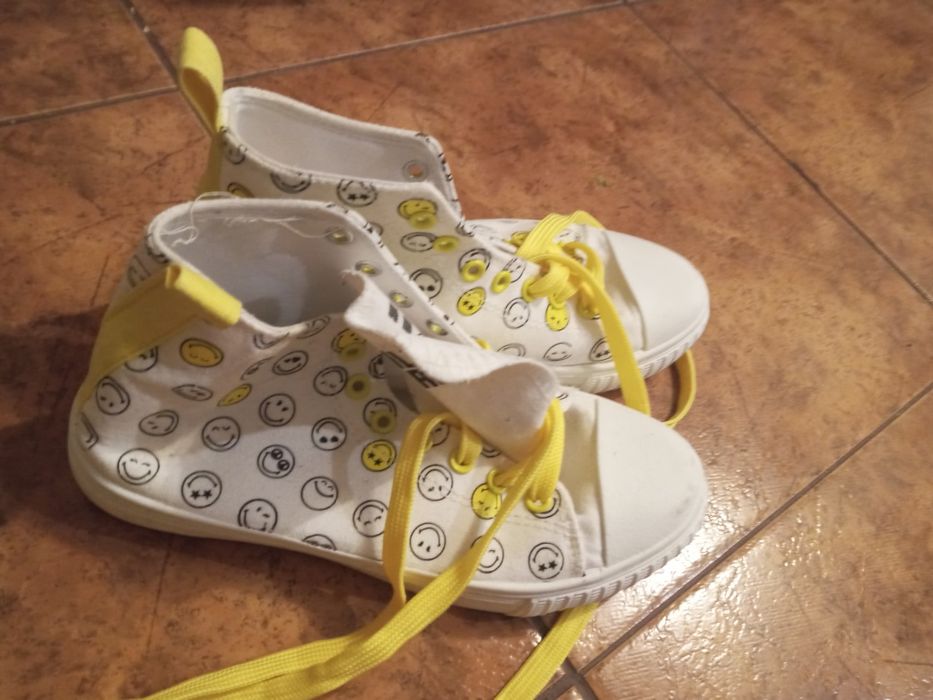 Trampki z motywem emotek