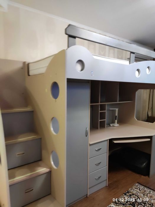Ліжко-горище з шафою і столом